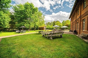 Outdoor dining - Hotel Bolter Mühle: "Meisterstuben" Vacation Rental for 6 People with a Garden and Wi-Fi (Rechlin)