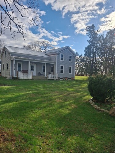 Welcoming 3-bedroom farmhouse with AC and charming open spaces near Decatur.