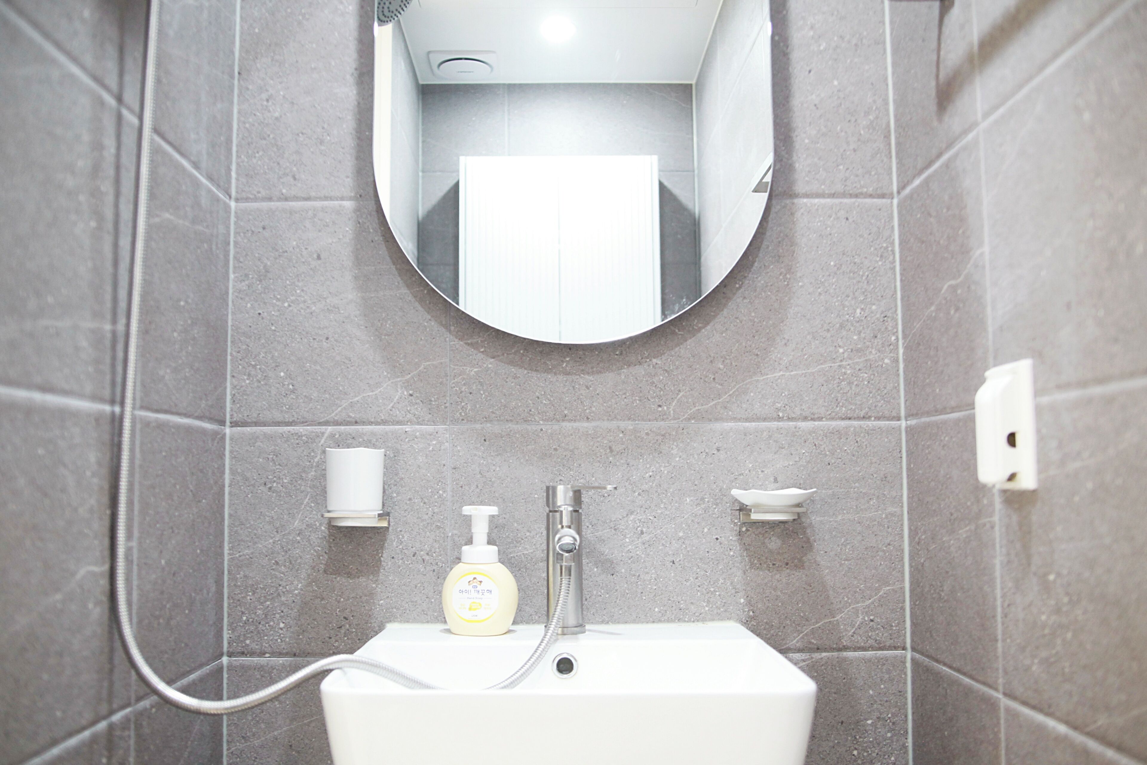 Regadera, secadora de cabello, toallas, papel de baño 