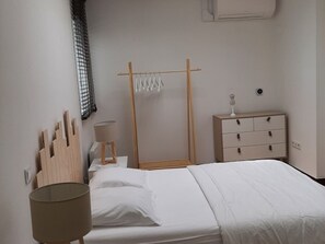 Room - Central apartment, parking - 4 guests (Rochefort)