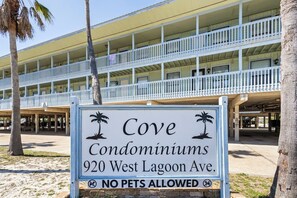 Exterior detail - 1BR/1BA Condo with pool near beach & little lagoon - Sleeps 4 (Gulf Shores)