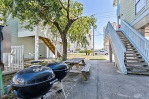 Outdoor dining - 1BR/1BA Condo with pool near beach & little lagoon - Sleeps 4 (Gulf Shores)