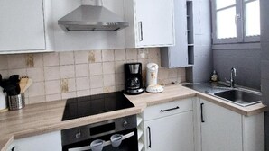 Coffee/tea maker, fridge, microwave, oven - Renovated house in the heart of Fouras - 6 guests (Fouras)