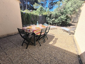 Outdoor dining - 3-room villa with parking - 7 guests (Cap d'Agde)