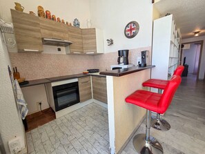 Wasserkocher mit Kaffee-/Teezubehör, Kühlschrank, Mikrowelle, Ofen