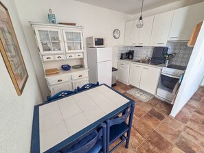 Wasserkocher mit Kaffee-/Teezubehör, Kühlschrank, Ofen, Geschirrspüler