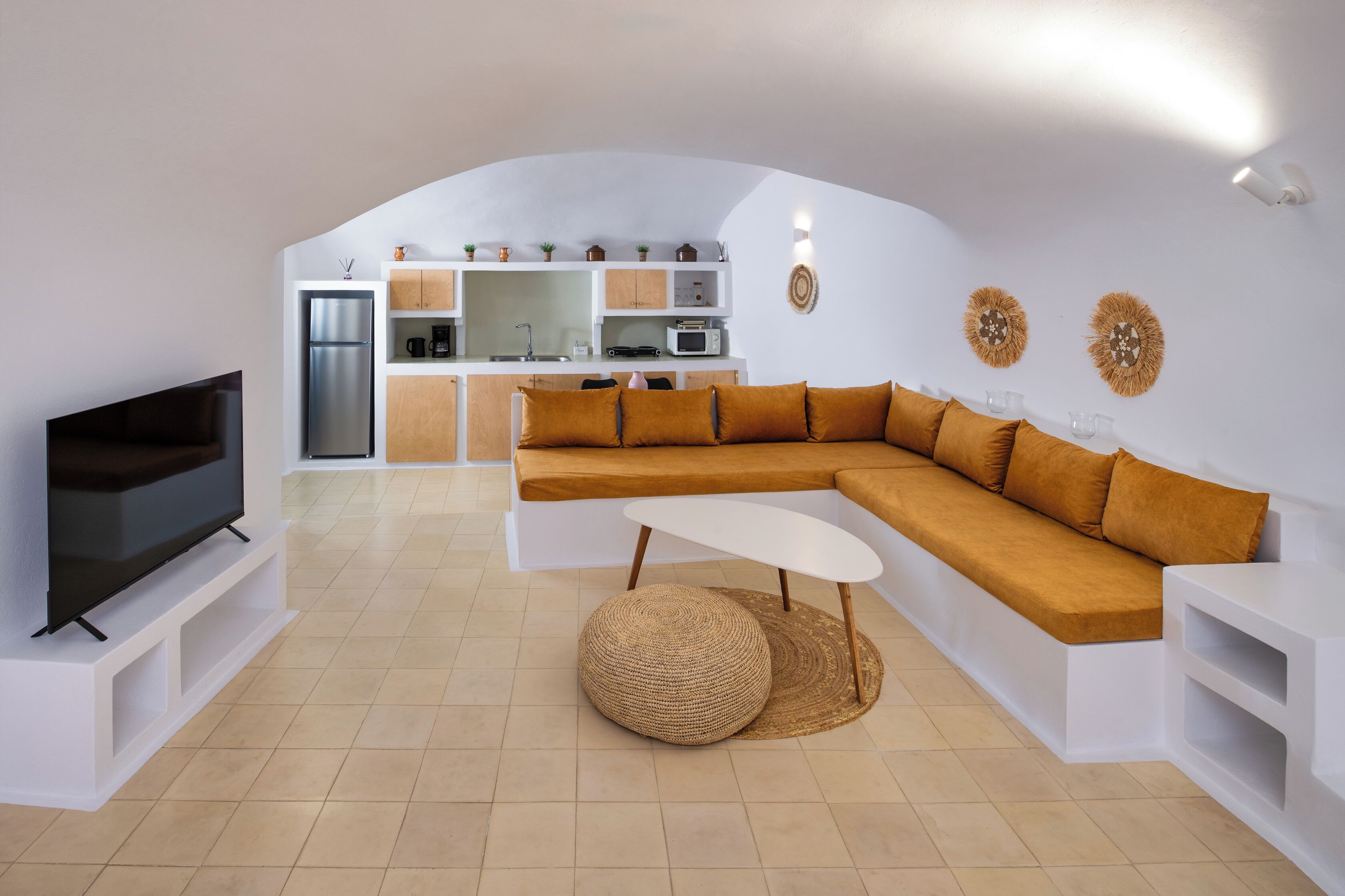 Deluxe-Suite, Poolblick | Wohnbereich | 42-Zoll-Smart-TV mit Kabelempfang
