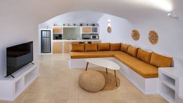 Deluxe-Suite, Poolblick | Wohnbereich | 42-Zoll-Smart-TV mit Kabelempfang