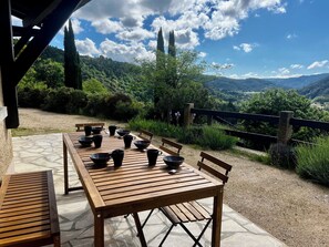Outdoor dining - Vrbo Property (Saint-Fortunat-sur-Eyrieux)