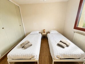 Room - Vrbo Property (Saint-Fortunat-sur-Eyrieux)