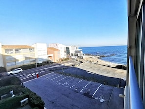 Ein Parkplatz mit Blick auf das Meer und Gebäude.