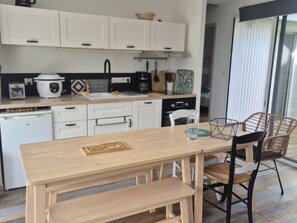 Wasserkocher mit Kaffee-/Teezubehör, Kühlschrank, Mikrowelle, Ofen