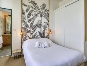 Room - Character house, panoramic sea view - 8 guests (Port-des-Barques)