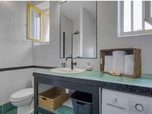 Bathroom - Character house, panoramic sea view - 8 guests (Port-des-Barques)