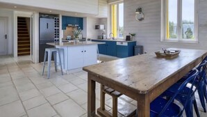 Coffee/tea maker, fridge, microwave, oven - Character house, panoramic sea view - 8 guests (Port-des-Barques)
