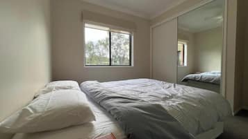 Tabla de planchar con plancha, wifi y ropa de cama