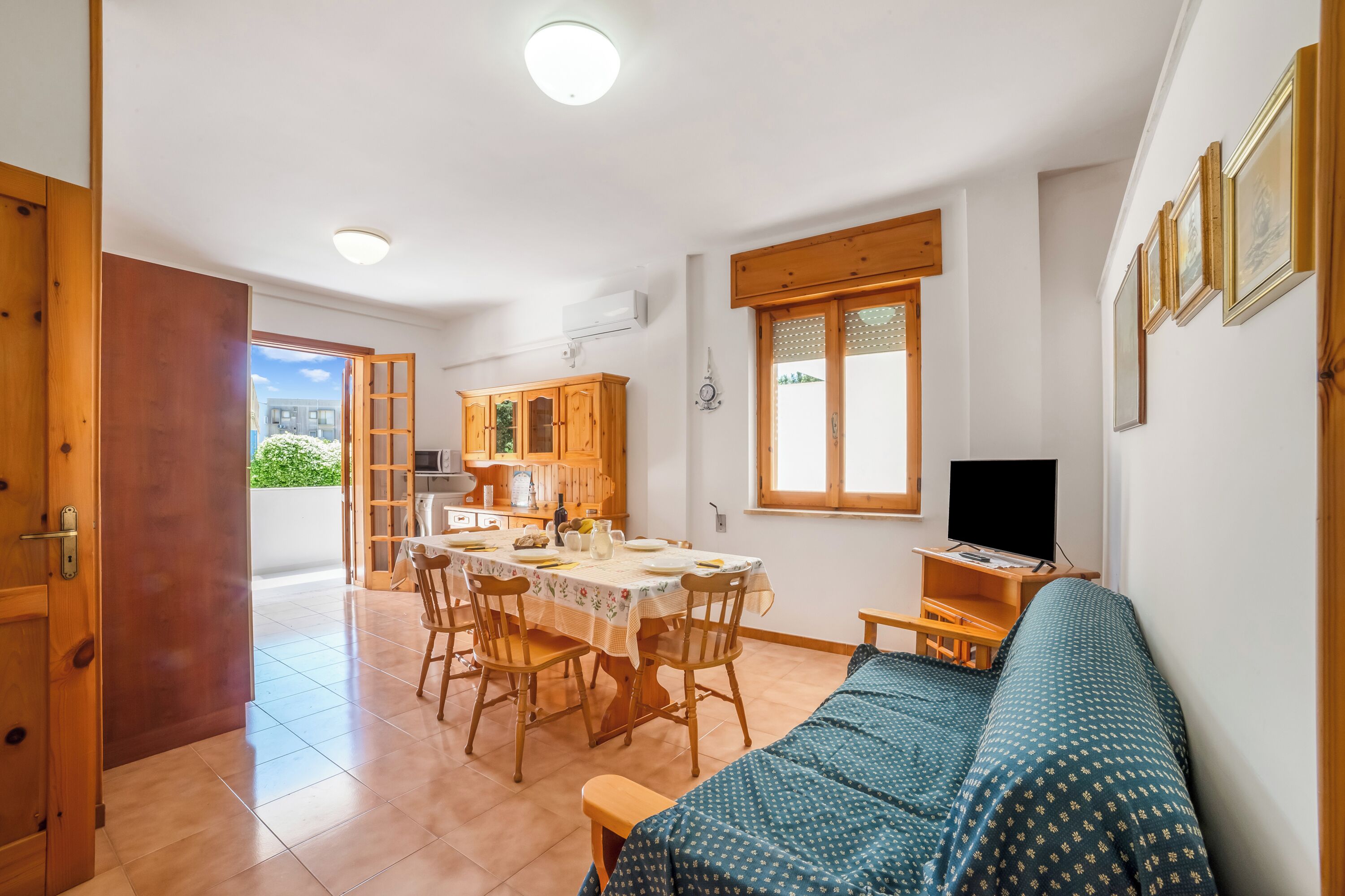 Familienhaus, Mehrere Schlafzimmer (Trilocale Sole Near The Sea) | Wohnbereich | Flachbildfernseher