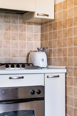Eine Küche mit Herd, Backofen und Toaster.