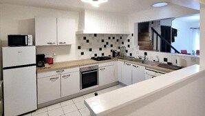 Coffee/tea maker, fridge, microwave, oven - Family house in Fouras golden triangle (Fouras)