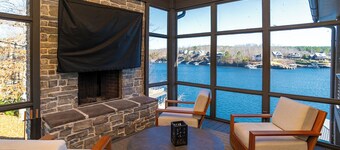 Luxurious High End Family Friendly Lake House. Dock, Floats, 10 min to Trident.