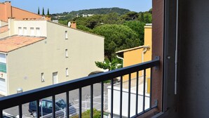 Un balcone con vista su edifici e un parcheggio.