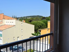 A balcony with a view of buildings and a parking lot. - Studio for 2 guests near beach - Cap d'Agde (Cap d'Agde)