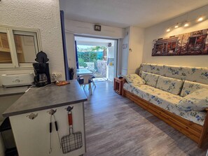 Living area - Studio cabin with parking - 4 guests (Cap d'Agde)