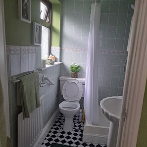 Buồng tắm vòi sen, máy sấy tóc, khăn tắm 