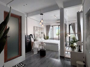 Comfort Room | Desk, laptop workspace, free WiFi - Àla Homestay District 10 Apartment (vuon lai)