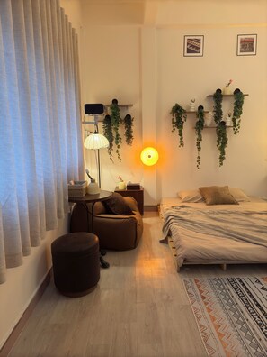 Quarto básico | Escrivaninha, espaço de trabalho para notebook, Wi-Fi de cortesia