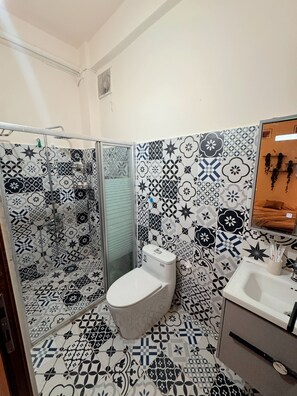 Basic-Zimmer | Badezimmer | Dusche, kostenlose Toilettenartikel, Haartrockner, Handtücher