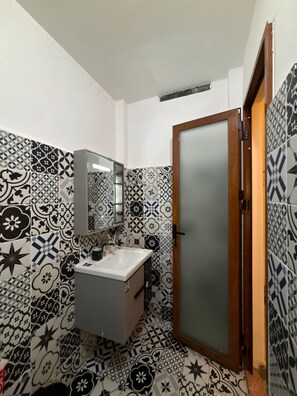 Traditional Room | Bathroom | Shower, free toiletries, hair dryer, towels - Àla Homestay District 10 Apartment (vuon lai)