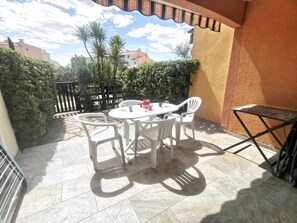 Outdoor dining - Ground floor apartment, close to beach - 4 guests (Cap d'Agde)