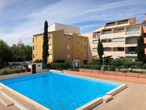 A swimming pool surrounded by apartment buildings. - Ground floor apartment, close to beach - 4 guests (Cap d'Agde)