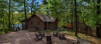 Cozy Lakeside Cabin • Hot Tub • Rustic Getaway