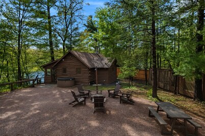 Cozy Lakeside Cabin • Hot Tub • Rustic Getaway