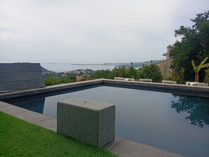 Pool - Black House heated swimming pool (Oubiña)