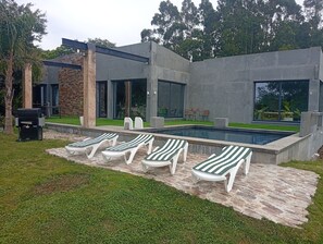 Pool - Black House heated swimming pool (Oubiña)