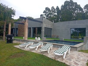 Pool - Black House heated swimming pool (Oubiña)