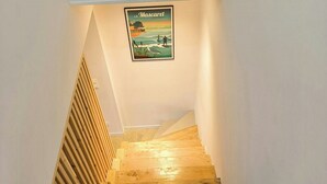 Una scala in legno con un’immagine di una spiaggia sulla parete.