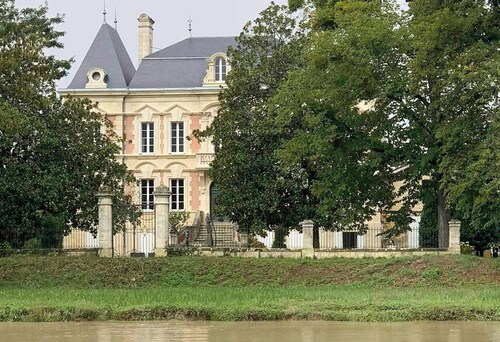 Maison en pierre au bord de la Dordogne