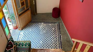 Chambre Quadruple Deluxe | Fer et planche à repasser, Wi-Fi gratuit, draps fournis
