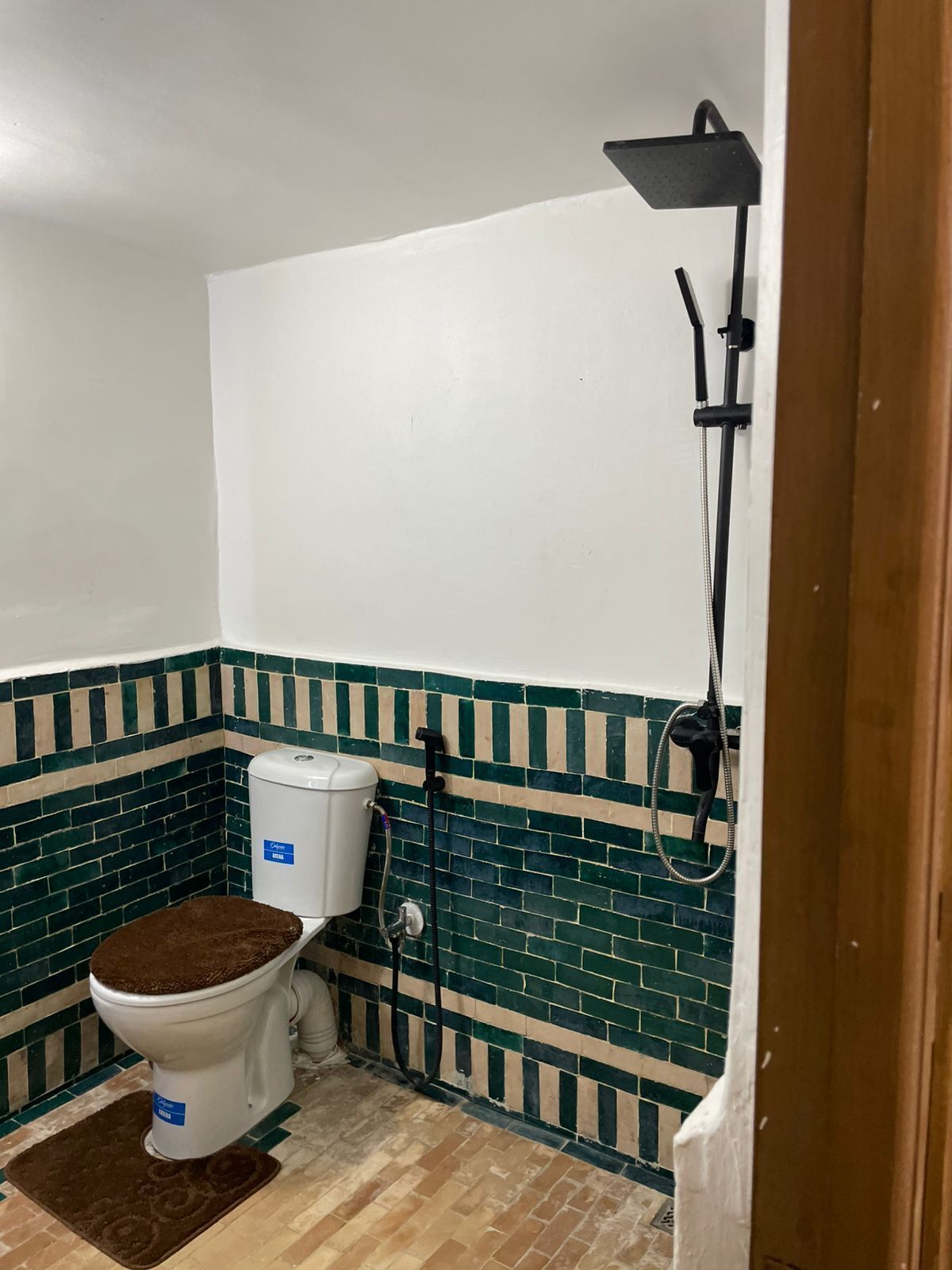 Chambre Triple Deluxe, patio, vue cour intérieure | Salle de bain | Articles de toilette gratuits, sèche-cheveux, serviettes fournies, savon