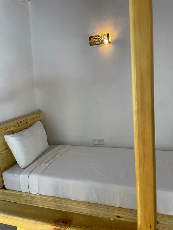 Deluxe Triple Room, Patio, Courtyard View | Iron/ironing board, free cribs/infant beds, free WiFi, bed sheets - Riad Lamkadem (Fès)