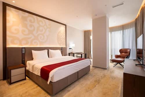 Deluxe Double Room | In-room safe, blackout curtains, soundproofing, iron/ironing board