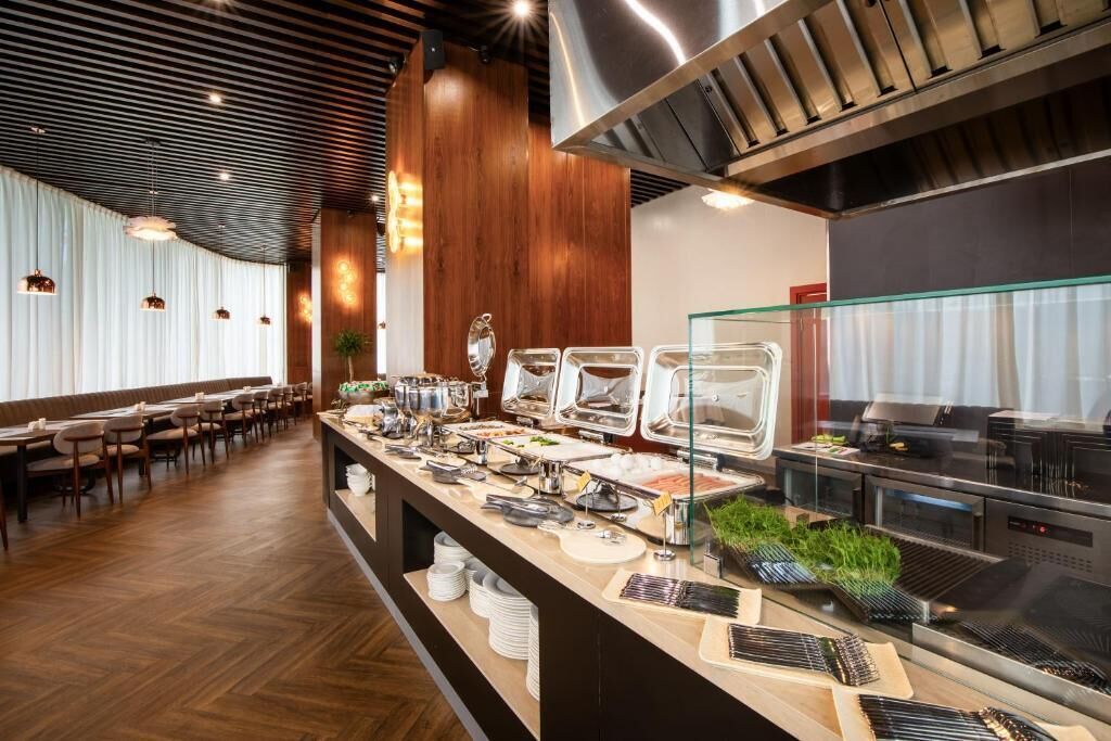 Café da manhã com buffet grátis todos os dias