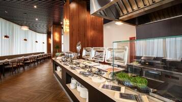 Café da manhã com buffet grátis todos os dias