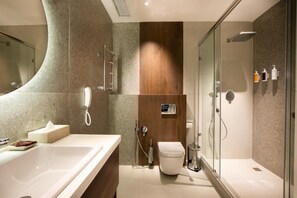 Deluxe Double Room | Bathroom | Shower, free toiletries, hair dryer, bathrobes