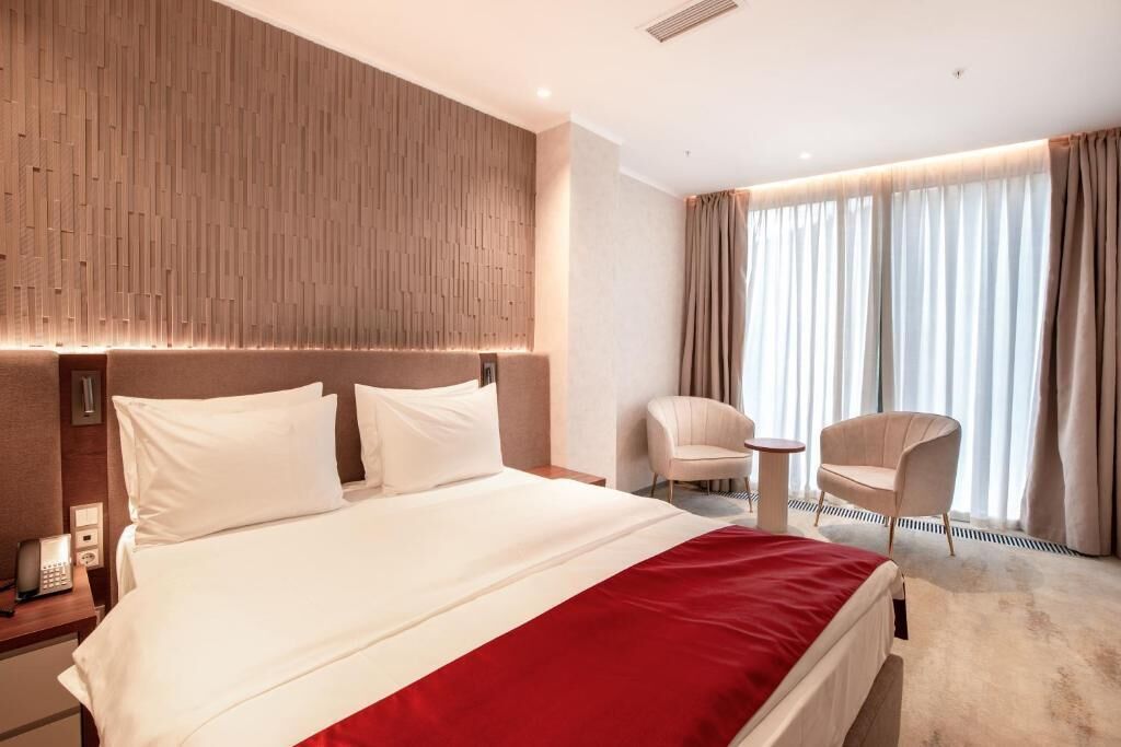 Business Suite | In-room safe, blackout curtains, soundproofing, iron/ironing board