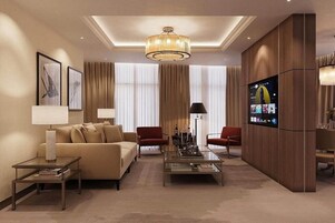 Executive Suite | In-room safe, blackout drapes, soundproofing